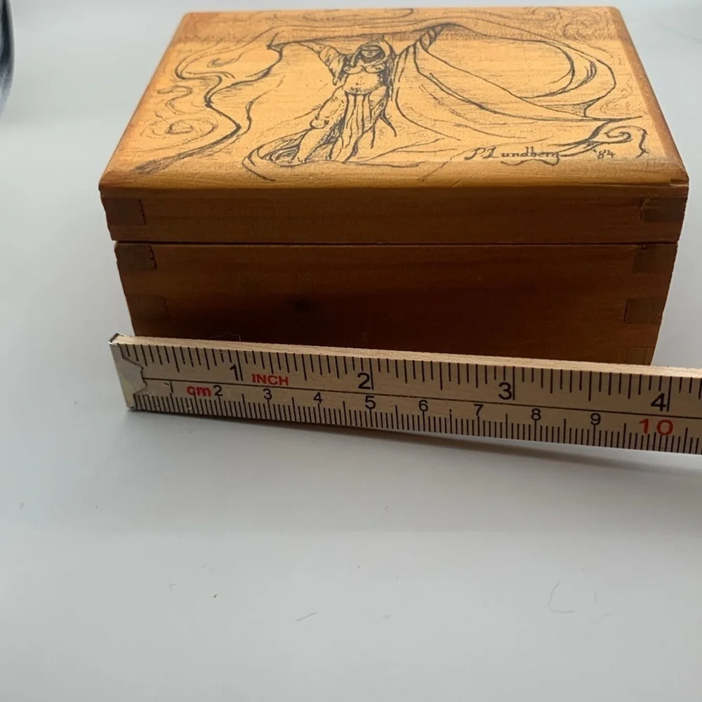 Vintage Wooden box with partly undressed female by Mundberg 1984 - Japan.